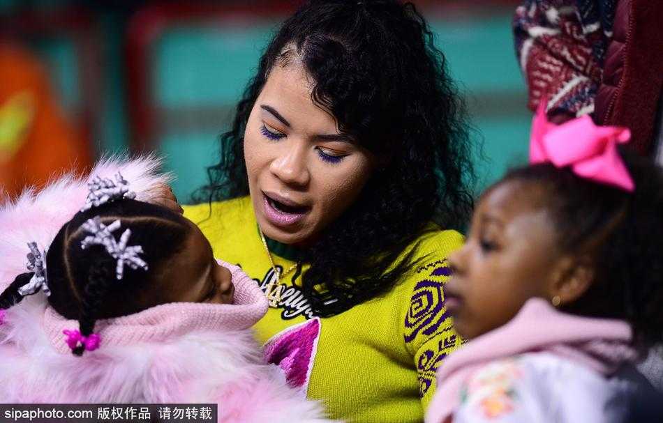 哈德森家人的目光,辽篮抗“新”最暖心的力量 哈德森的妻子在场边目光紧紧追随丈夫的身影,眼神中充满了骄傲与关切。