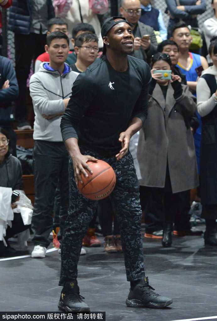 哈德森沈阳秀三分教女球迷运球 引爆篮球嘉年华 哈德森在一轮投篮后咧嘴大笑,露出标志性的牙齿,挥手向四周的球迷致意,沈阳的冬日因篮球而变得火热。