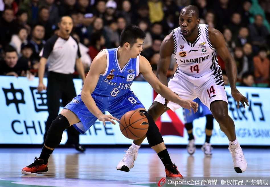 哈德森独揽二十九分 郭艾伦穿针引线 辽宁主场力克北京豪取六连胜 郭艾伦如闪电般持球突破北京队的双层防线,他眼神坚毅,身体在空中对抗后依然保持平衡,巧妙地将球分给埋伏在底角的队友,助攻其命中三分。