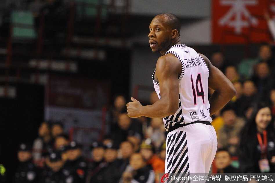 哈德森独揽二十九分 郭艾伦穿针引线 辽宁主场力克北京豪取六连胜 巴斯在三名北京球员的头顶生生摘下进攻篮板,随即原地拔起双手重扣,篮筐发出痛苦的呻吟,北京队的汉密尔顿只能无奈地仰视。