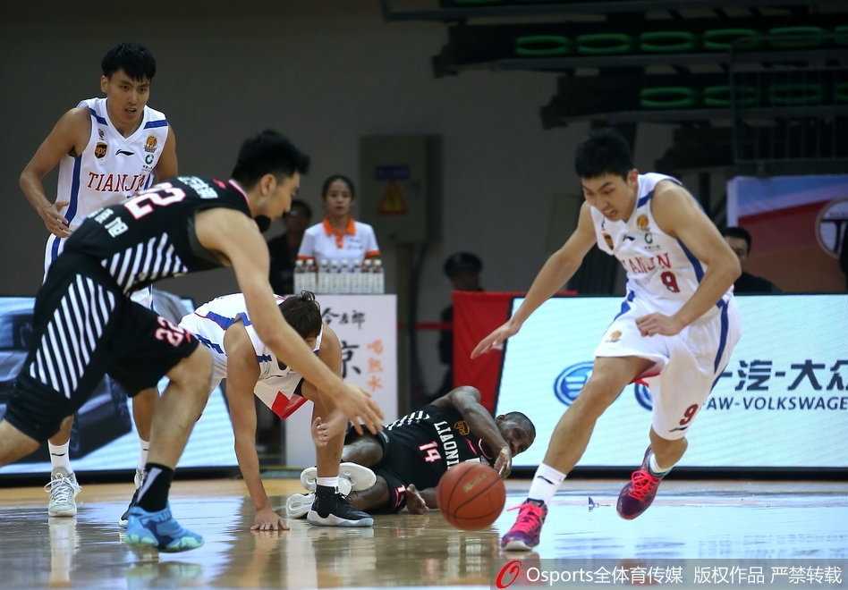 哈德森里程碑之夜辽宁客场奏凯 津门虎苦战难阻三连胜 李晓旭奋力拼抢前场篮板,手臂肌肉线条分明