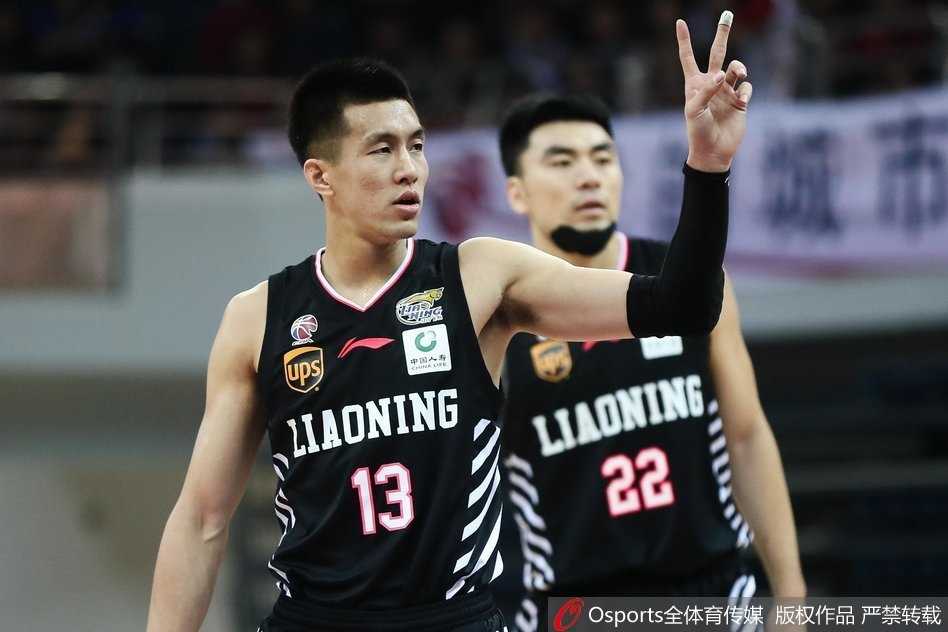 哈德森里程碑之夜辽宁客场奏凯 津门虎苦战难阻三连胜 哈德森运球突破重围,眼神坚毅如铁