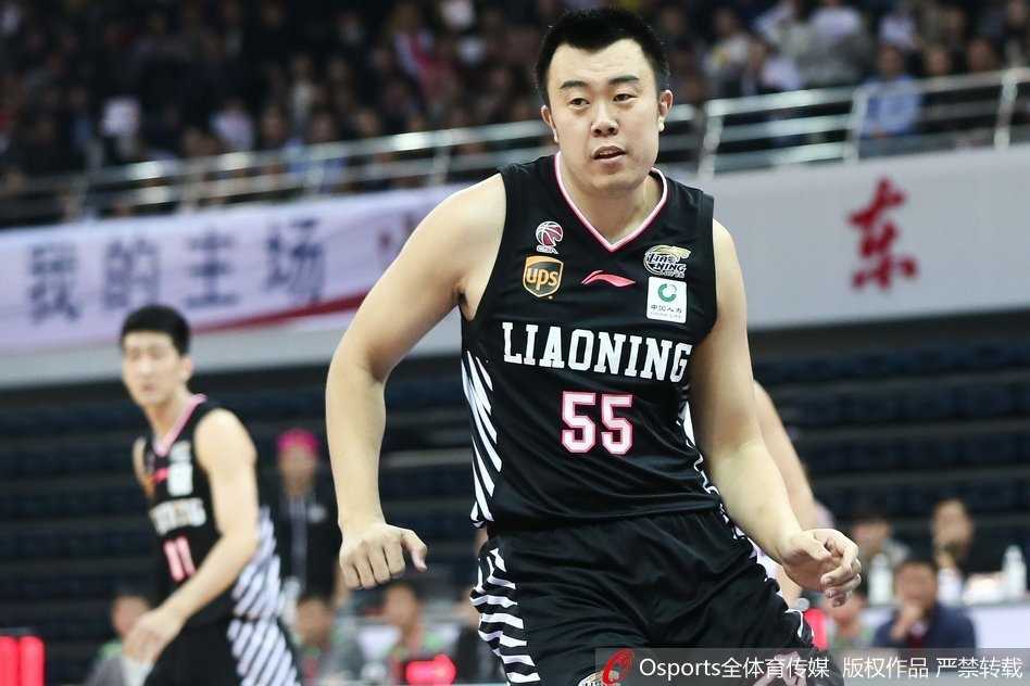 哈德森里程碑之夜辽宁客场奏凯 津门虎苦战难阻三连胜 巴斯旱地拔葱跃起暴扣,双手肆虐篮筐