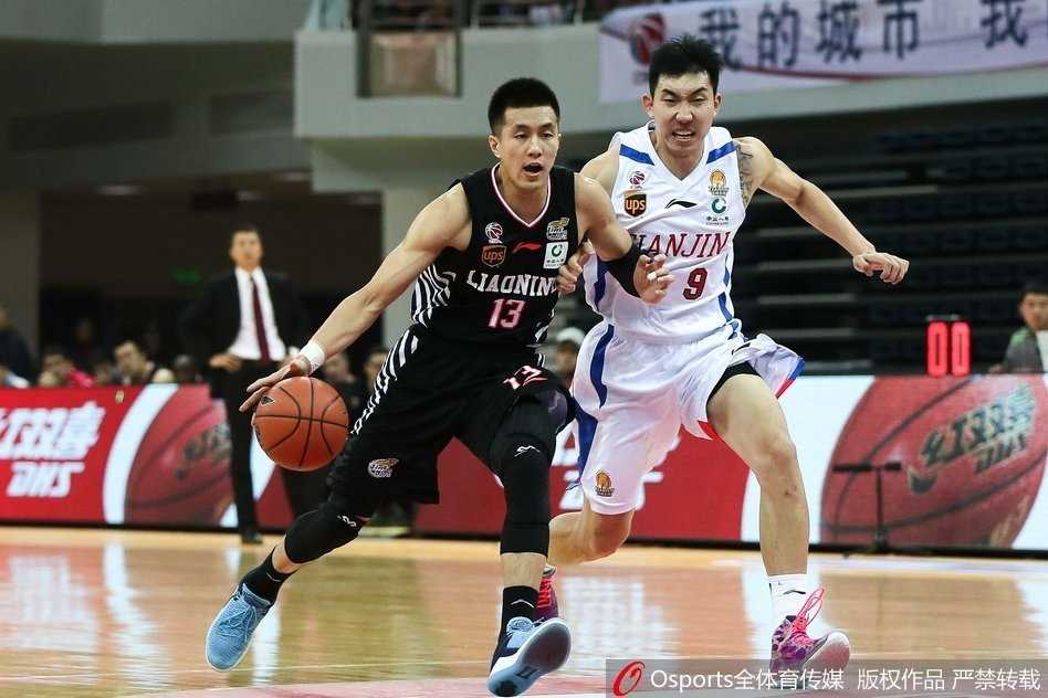 哈德森里程碑之夜辽宁客场奏凯 津门虎苦战难阻三连胜 霍尔曼内线强攻韩德君,两人肌肉碰撞瞬间火星四溅