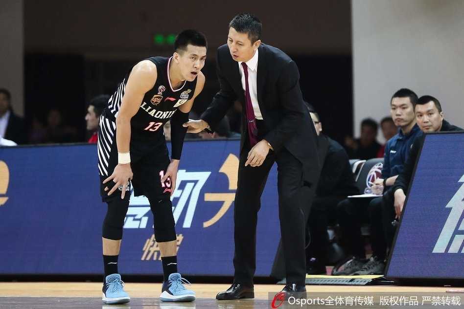 哈德森里程碑之夜辽宁客场奏凯 津门虎苦战难阻三连胜 韩德君与霍尔曼篮下卡位,巨人之争寸土不让
