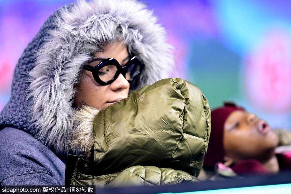 哈德森鏖战加时赛场如战场 娇妻爱女酣睡看台成趣景 比赛紧张进行中,哈德森妻子偶尔将目光投向场内,搜寻着那个熟悉的一号身影。怀里熟睡的女儿重量,似乎也承载着对丈夫满满的牵挂与支持。