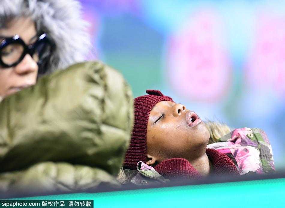 哈德森鏖战加时赛场如战场 娇妻爱女酣睡看台成趣景 酣睡的小女孩被包裹得像个可爱的粽子,紧紧依偎在母亲温暖的怀抱中。她的梦乡里没有篮球和哨声,只有妈妈熟悉的心跳声。