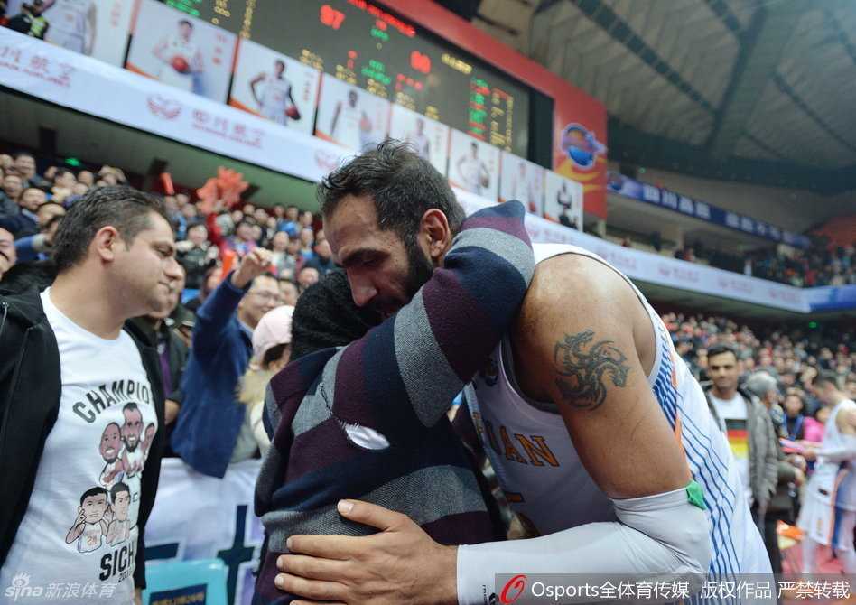 哈达迪在人群中高高举起双臂，忘情庆祝这场提振全队士气的关键胜利，全场观众为之沸腾。