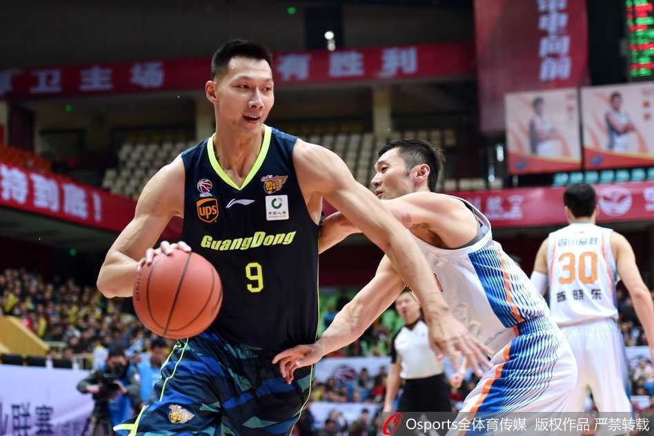 哈达迪空砍史诗双二十易建联率广东双杀四川 易建联在哈达迪头顶高高跃起,单手劈扣,仿佛要撕裂四川队的整条防线。