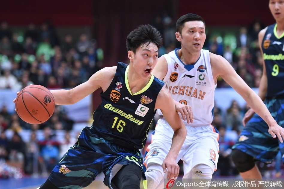 哈达迪空砍史诗双二十易建联率广东双杀四川 哈达迪背身单打,用厚实的身体扛开防守,艰难地将球放入篮筐,眼神中透露出不甘与疲惫。