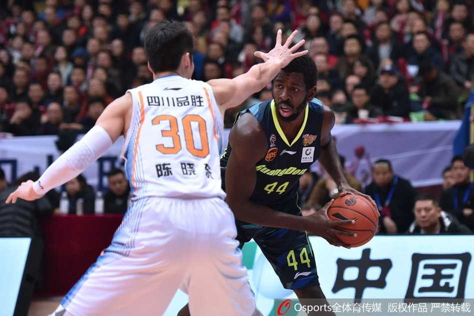 哈达迪空砍史诗双二十易建联率广东双杀四川 易建联与哈达迪额头相抵,两人互不相让,空气瞬间凝固,裁判急忙冲上前将两人分开。