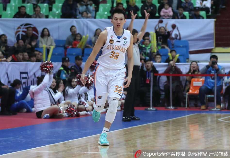 广州龙狮队球员在进球后紧握双拳、张嘴怒吼，尽情宣泄着内心的激情与对胜利的渴望。