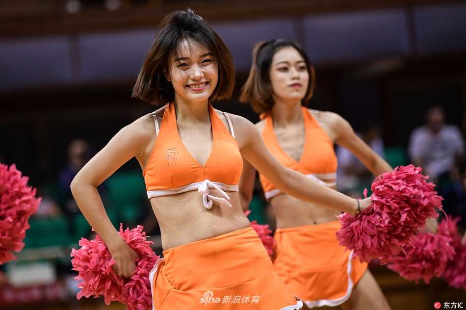 啦啦宝贝热舞点燃中山赛场 助力江苏同曦与福建浔兴季前赛交锋 在球场地板的倒映下,啦啦队完成集体托举动作,展现了团队默契与高超的舞蹈技巧