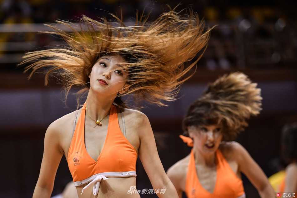 啦啦宝贝热舞点燃中山赛场 助力江苏同曦与福建浔兴季前赛交锋 身着金色闪亮队服的啦啦宝贝们在场上跃起,马尾辫随着动感节奏在空中划出活力弧线