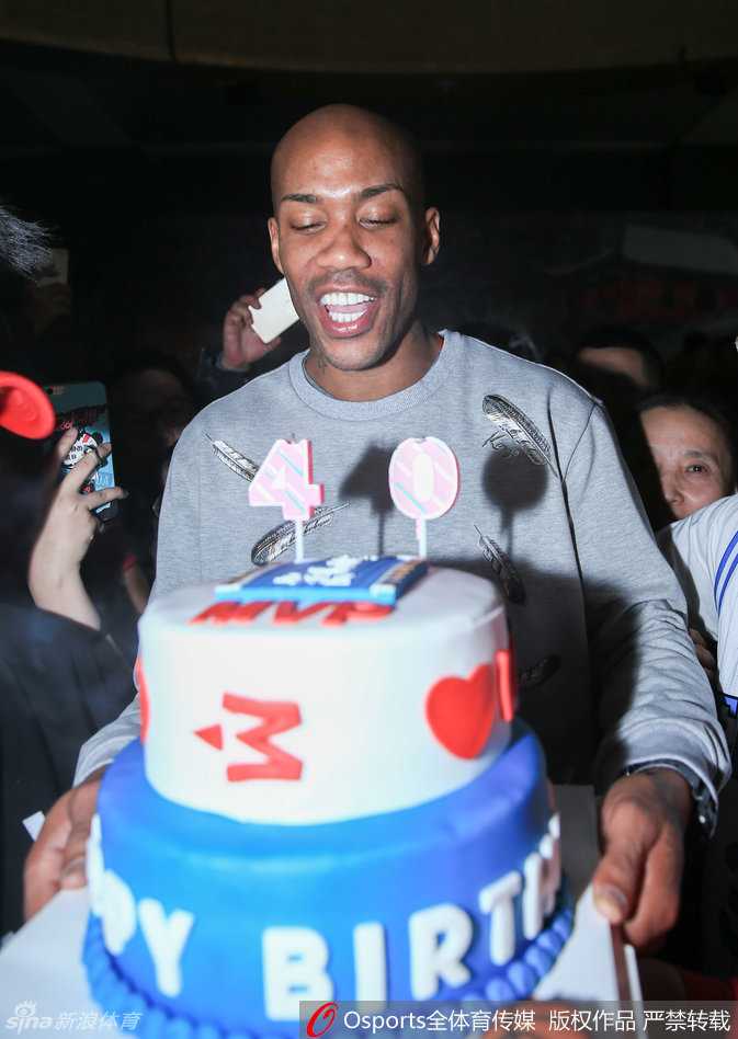 几位幸运的小球迷获得了与马布里单独合影的机会，老马亲切地俯身揽着孩子们的肩膀，对着镜头露出灿烂的笑容，画面定格在这温馨的一刻。