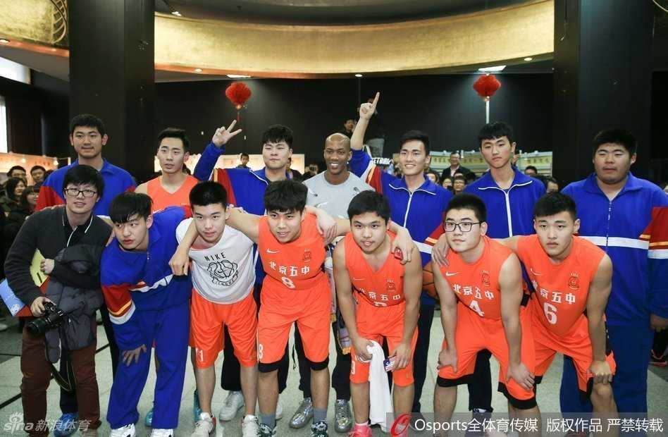 在众人簇拥下，马布里俯身吹灭象征‘40岁’的生日蜡烛，身旁的定制蛋糕上清晰地写着‘爱就是爱’，这句他的信条在这一刻被球迷的深情完美诠释。