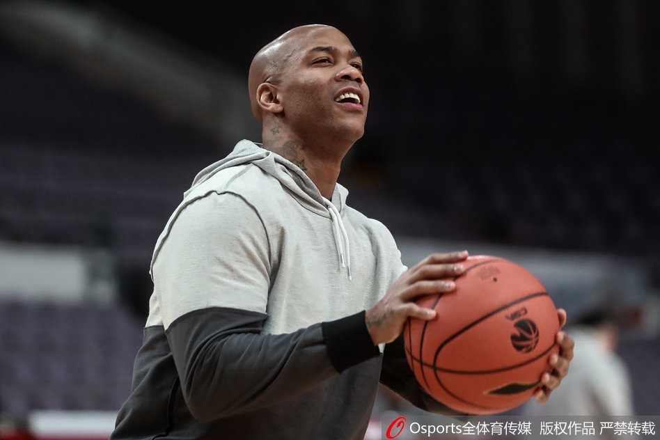 四十岁不言老,马布里用汗水淬炼最后一季的北京篮球荣光 斯蒂芬·马布里身穿北控队训练服,在空荡荡的球馆里独自加练投篮,汗水浸透了球衣,专注的眼神死死盯着篮筐,仿佛要将这最后一投的轨迹刻进骨子里。