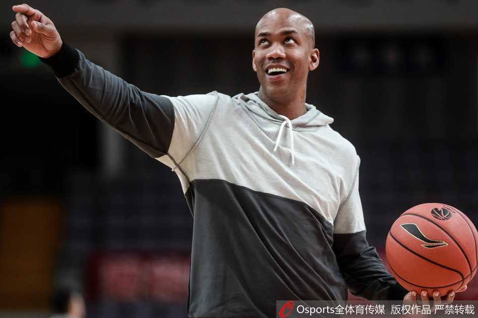 四十岁不言老,马布里用汗水淬炼最后一季的北京篮球荣光 马布里在训练暂停期间,手扶膝盖大口喘息,汗水顺着发梢滴落在地板上,但他的目光依然坚毅地望向球场中央,仿佛在思考下一个回合的战术。