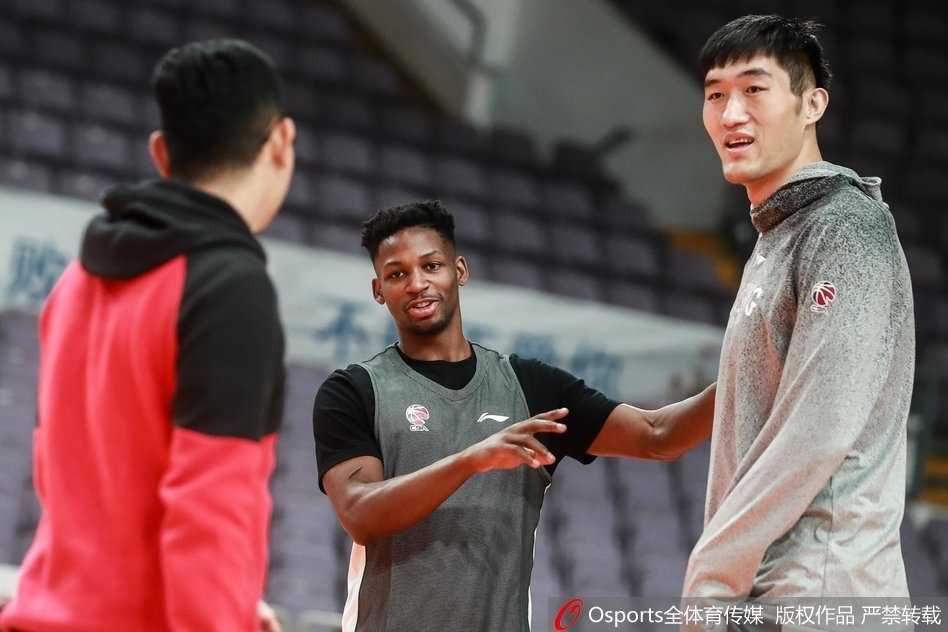 四十岁不言老,马布里用汗水淬炼最后一季的北京篮球荣光 训练结束后的马布里,在场边进行拉伸放松,双腿劈开近乎贴着地面,身体前倾,展现出极佳的身体柔韧性,为即将到来的高强度比赛做着最后的准备。