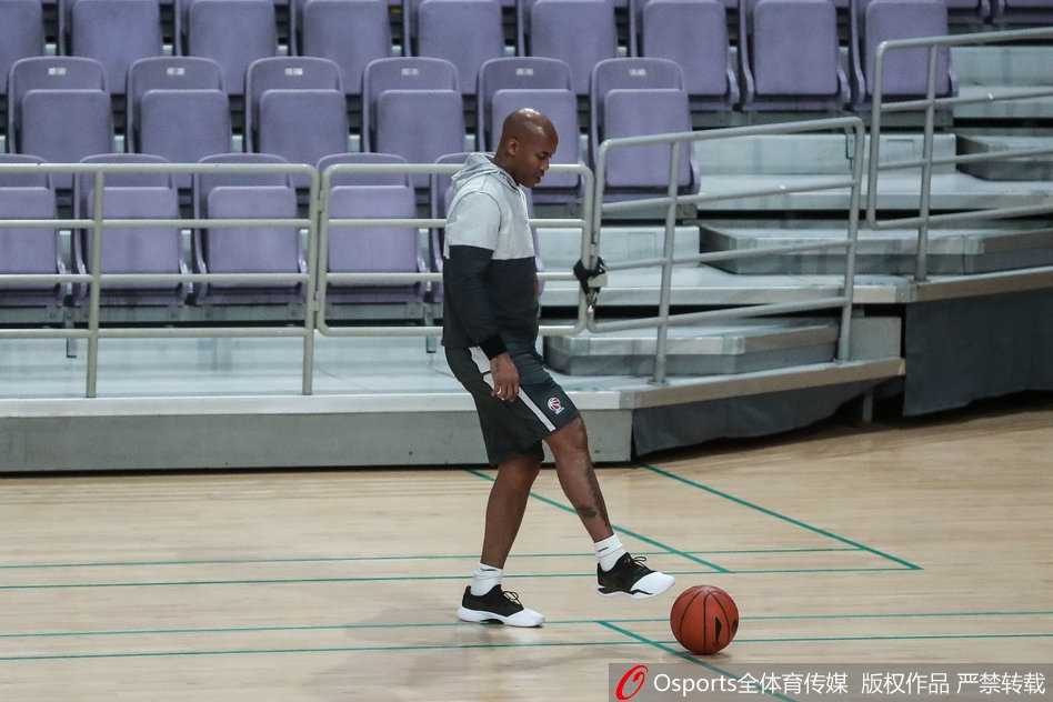 四十岁不言老,马布里用汗水淬炼最后一季的北京篮球荣光 训练场上,马布里在完成一次高难度上篮后身体失去平衡,却依然保持着出手后的紧张姿态,背景是虚化的北控队友和教练组,这一刻的力量与柔韧让人忘记了他的年龄。