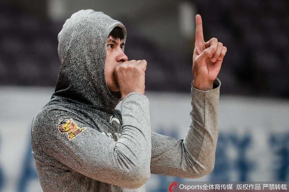 四十岁不言老,马布里用汗水淬炼最后一季的北京篮球荣光 马布里在运球突破防守球员的瞬间,身体重心压得极低,双臂肌肉线条紧绷,眼神犀利地观察着队友的跑位,整个画面充满了速度与激情的张力。