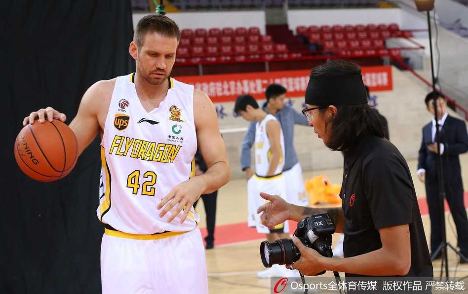 四十岁的老马依然是北京之王:北控谢幕季写真背后的故事 在北控队的官方写真拍摄现场,年轻的贺希宁紧紧依靠在马布里身旁,脸上洋溢着追星成功的喜悦,而老马则像一位亲切的大哥,用肩膀撑起后辈的梦想。