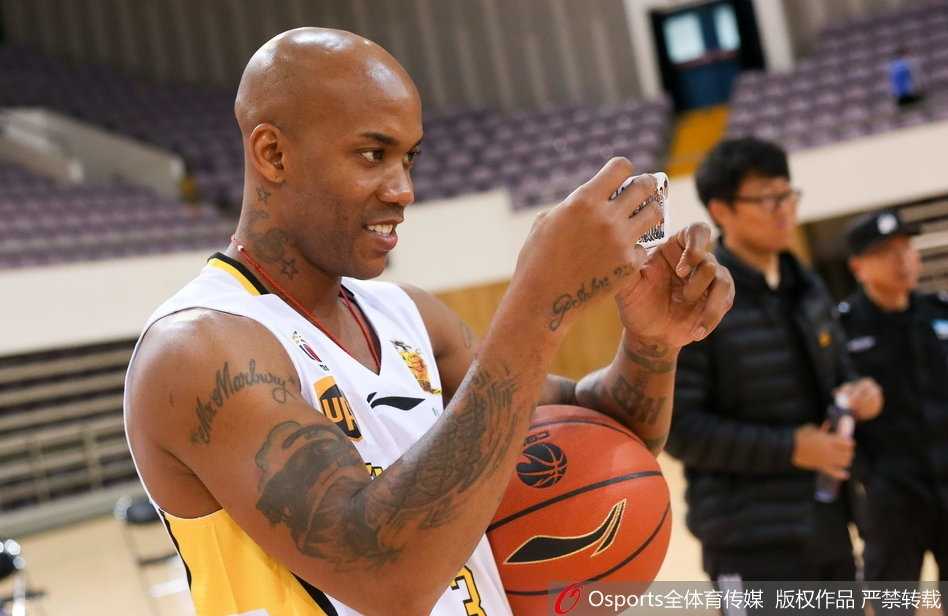 四十岁的老马依然是北京之王:北控谢幕季写真背后的故事 队友们在镜头前搞怪合影,大家不约而同地比出“剪刀手”,这种轻松愉快的氛围,正是北控队在新赛季团结一心、其乐融融的最好证明。