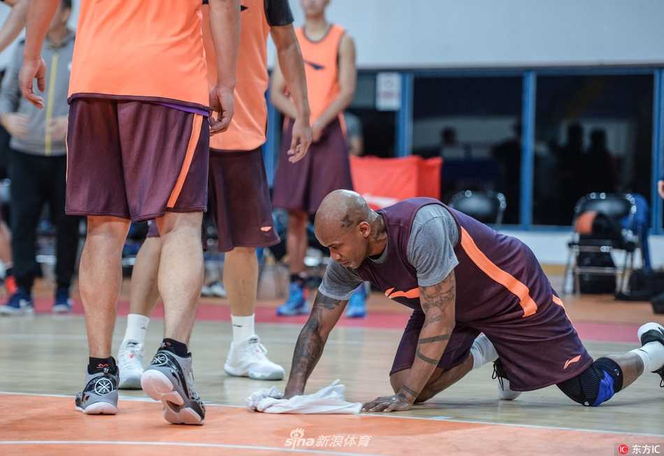 四十岁老将的最后倔强:马布里跪地擦汗,更为队友擦亮地板 干净的地板倒映出马布里高大的身影,他完成清理后起身,脸上带着一丝不易察觉的微笑,仿佛完成了一次重要的战术配合,那份谦逊与专注令人动容。