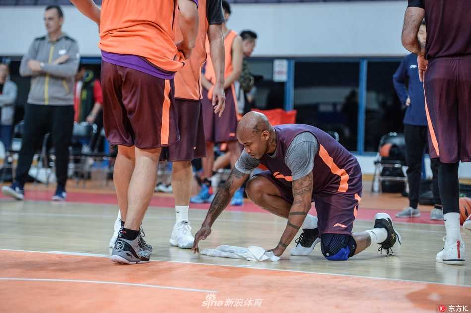 四十岁老将的最后倔强:马布里跪地擦汗,更为队友擦亮地板 汗水滴落的地板上,马布里毫无巨星架子,跪姿稳健地擦拭地面,手臂肌肉线条分明,神情如比赛时一般认真,仿佛在擦拭的不是汗水,而是自己心中那座神圣的冠军奖杯。