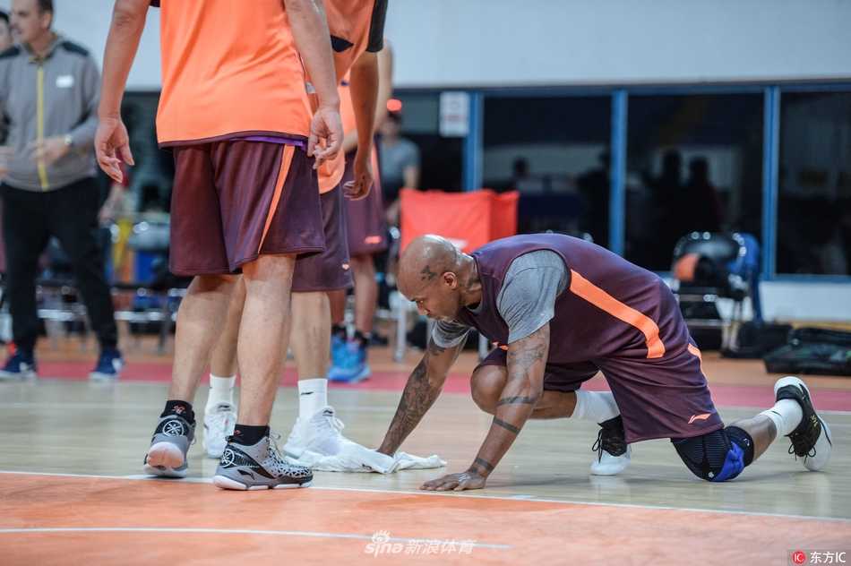 四十岁老将的最后倔强:马布里跪地擦汗,更为队友擦亮地板 训练馆地板湿滑,老将马布里神情专注,双膝跪在冰凉的地板上,手持白色毛巾用力擦拭水渍,周围是队友们错愕又敬佩的目光。
