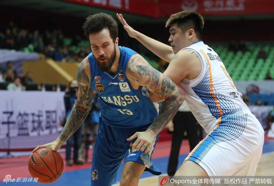 伊朗铁塔哈达迪在江苏肯帝亚禁区翻江倒海，单臂高扬摘下关键篮板，眼神中燃烧着必胜的火焰。