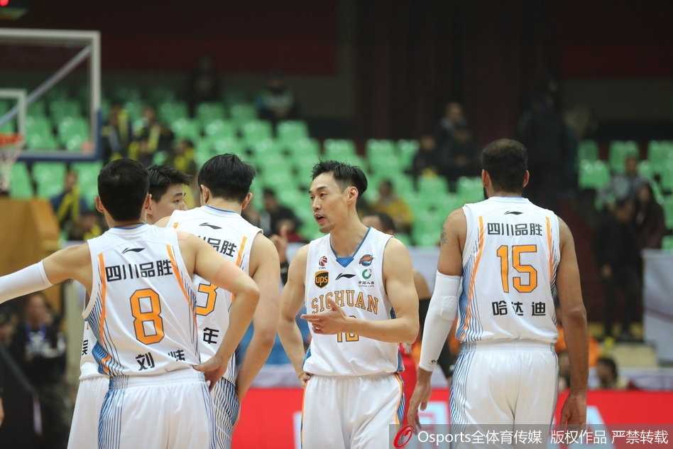 富兰克林如同一道黑色闪电，穿越深圳队的防线，高高跃起完成一记势大力沉的单手劈扣，这一刻他的激情彻底点燃了全场。