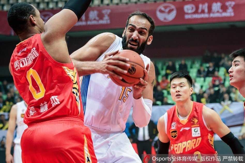 双方球员在篮下为争夺球权人仰马翻，每一次地板球的拼抢都体现了这场比赛的激烈程度和双方对胜利的极度渴望。