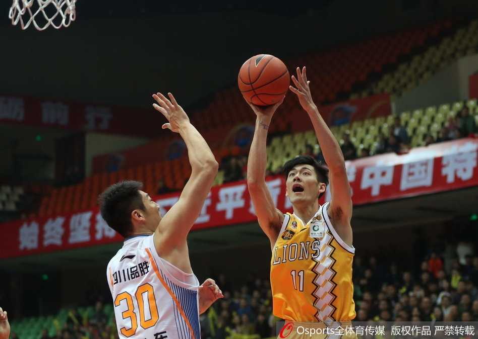 四川男篮主场爆冷掀翻领头羊 富兰克林率队斩获赛季首个两连胜 亚洲第一中锋哈达迪在广厦内线翻江倒海,抢下关键前场篮板后,用一记势大力沉的双手灌筐暴扣,宣告篮下主权。