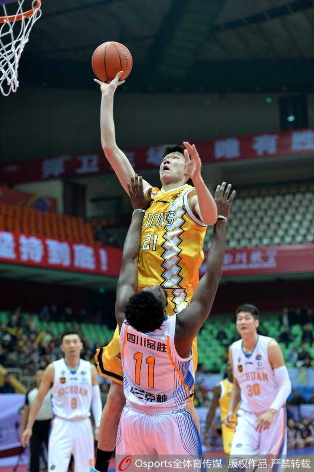 四川男篮主场爆冷掀翻领头羊 富兰克林率队斩获赛季首个两连胜 广厦核心福特森尽管拼尽全力拿下三双,但面对四川队的严密防守,他的突破上篮在空中遭遇激烈对抗,略显孤独。