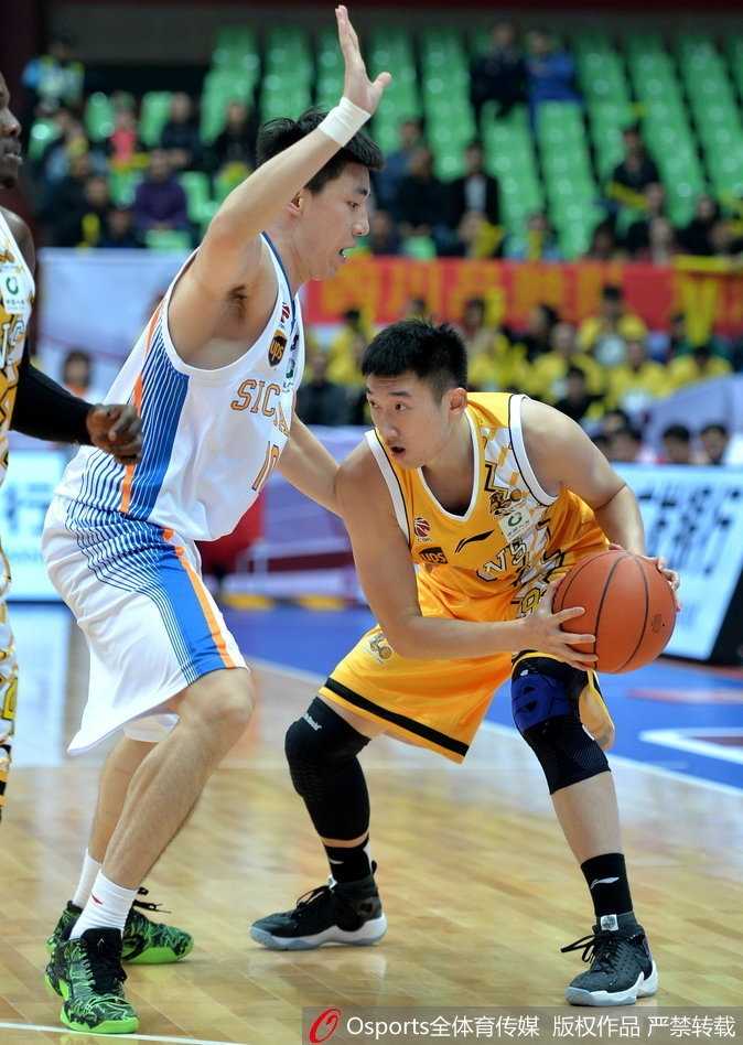 四川男篮主场爆冷掀翻领头羊 富兰克林率队斩获赛季首个两连胜 比赛结束后,四川省体育馆的球迷看台沸腾了,球迷们挥舞着充气棒,脸上洋溢着胜利的喜悦和难以置信的激动。