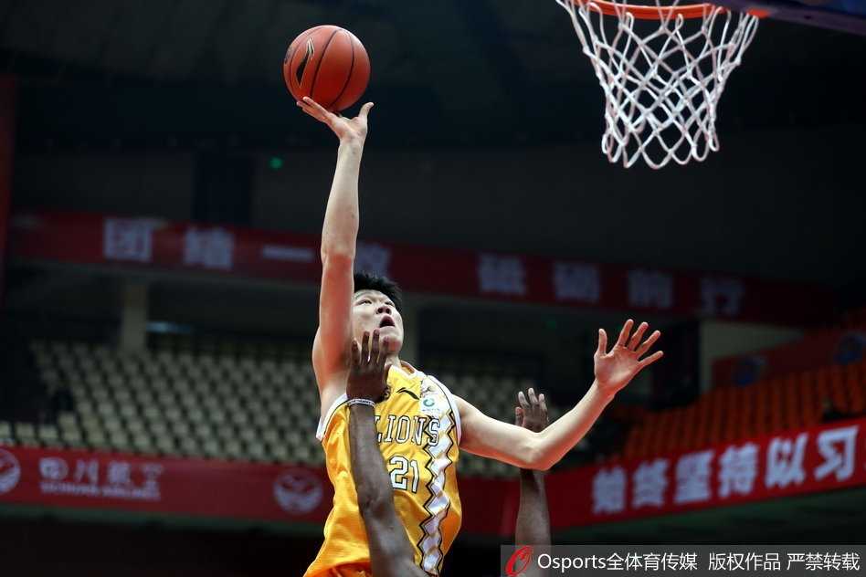 四川男篮主场爆冷掀翻领头羊 富兰克林率队斩获赛季首个两连胜 四川队外援富兰克林如猎豹般持球强行突破,面对广厦多人包夹毫无惧色,篮下战况一触即发。