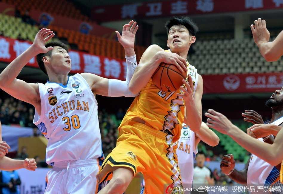 四川男篮主场爆冷掀翻领头羊 富兰克林率队斩获赛季首个两连胜 四川小将左朕年本场比赛犹如神兵天降,他在外线果断出手三分,篮球划出一道美丽的弧线直钻网心。