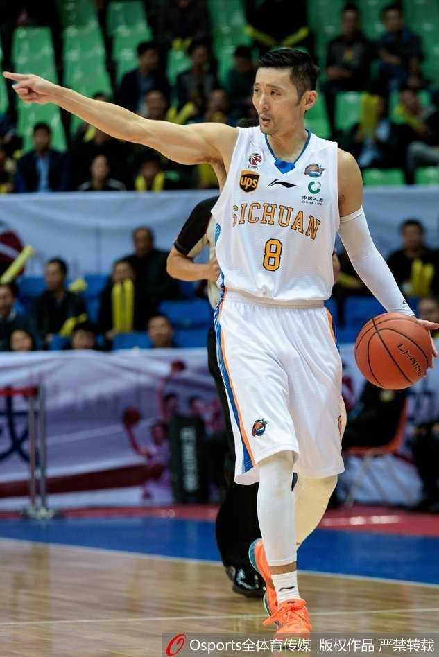 四川男篮主场爆冷掀翻领头羊 富兰克林率队斩获赛季首个两连胜 老将刘炜运球指挥队友跑位,眼神坚定沉着,在球队最需要得分的时候,他总是能出现在最致命的位置。