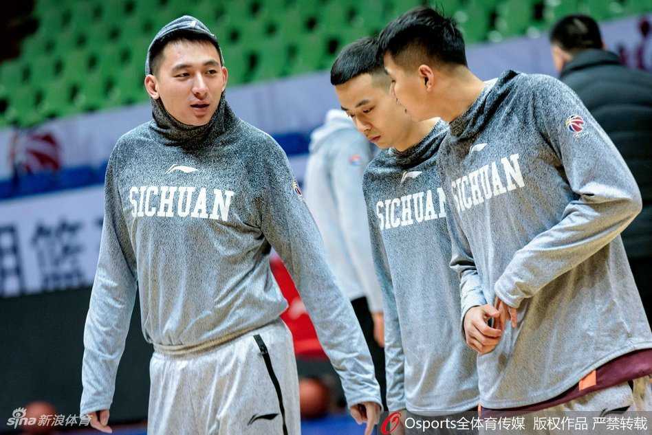 黄荣奇突破上篮瞬间，他如一把尖刀撕开对手防线，面对补防球员身体在空中完全舒展，将球稳稳放入篮筐。