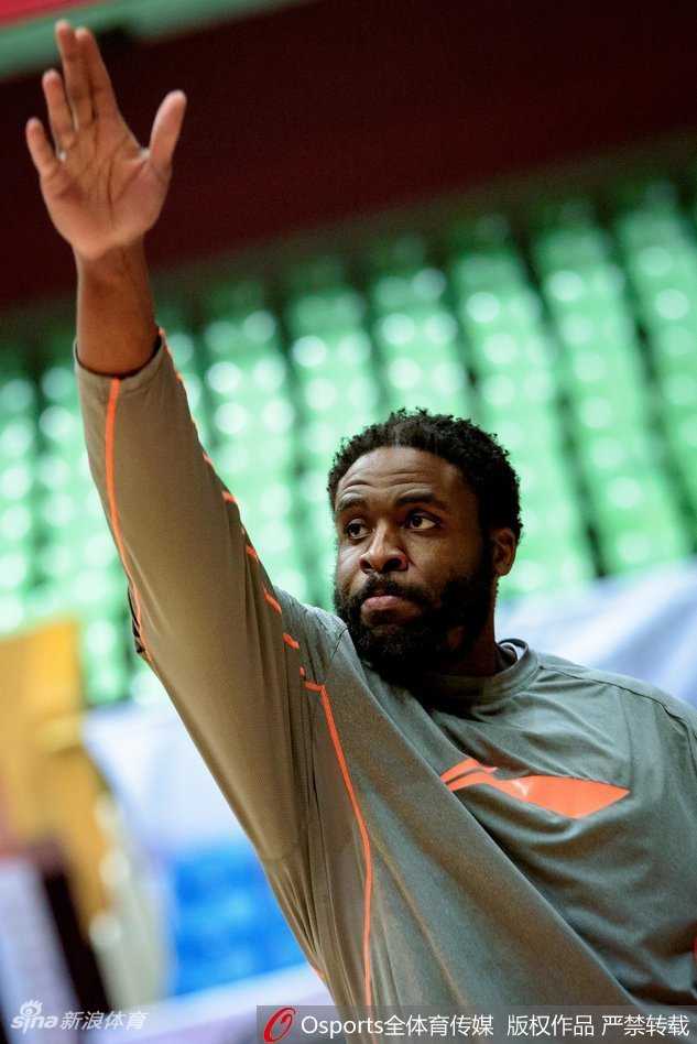 主帅在场边激情指挥，双手拢在嘴边向场内呼喊战术，紧皱的眉头透露出他对场上每一个回合的专注与焦虑。