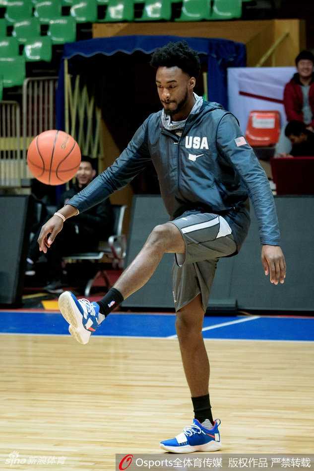 迪奥古背身单打，他利用强壮的身体卡住防守位置，运球一步步凿向禁区，肌肉碰撞的声音仿佛穿透了画面。