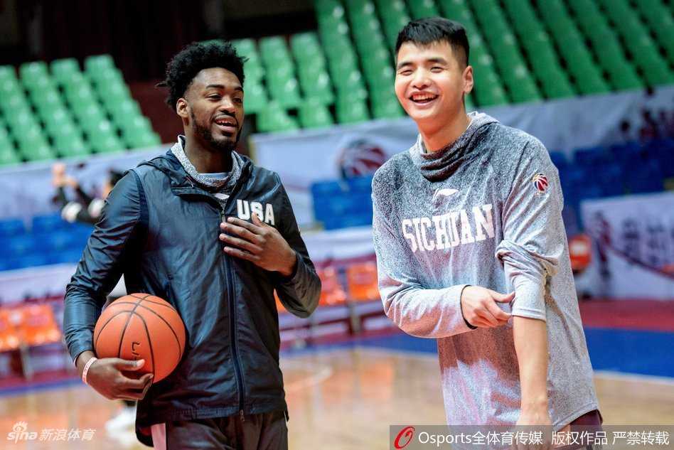 全队训练结束围成一圈鼓劲，队员们的手臂搭在一起，齐声高喊口号，团结一心的氛围感染着在场的每一个人。