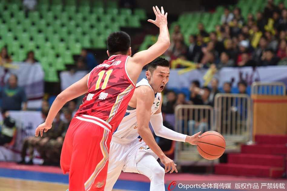 四川男篮力克八一迎赛季首胜 老将发威终结六连败 刘炜犹如球队的定海神针,沉稳地控球组织进攻,他的每一次传球都恰到好处,串联起全队的攻击波,诠释着老将的价值。