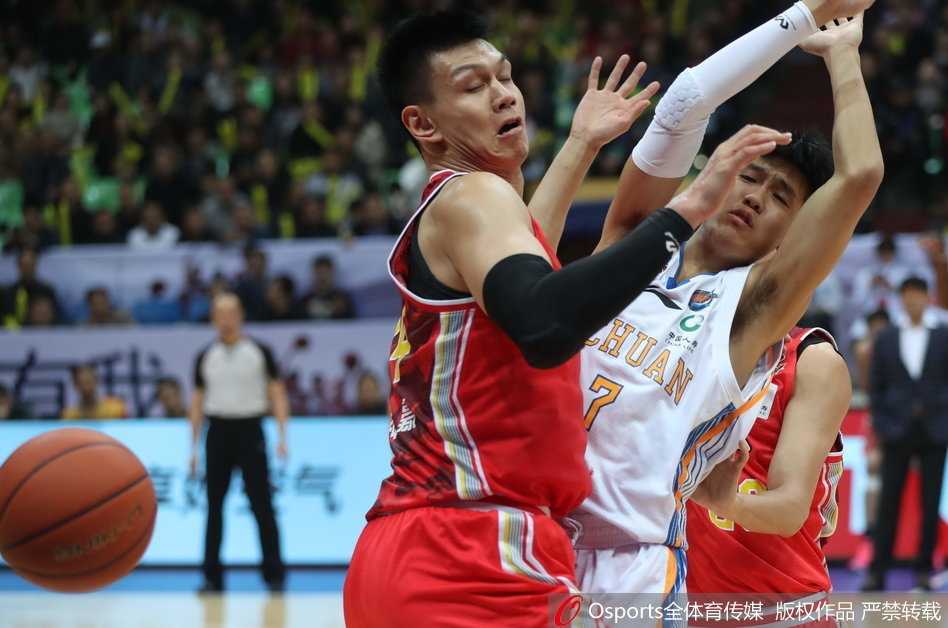 四川男篮力克八一迎赛季首胜 老将发威终结六连败 八一队年轻核心雷蒙面对严防毫无惧色,他加速突破后在空中与防守人对抗,艰难地将球抛向篮筐,眼神里写满了不服输的倔强。