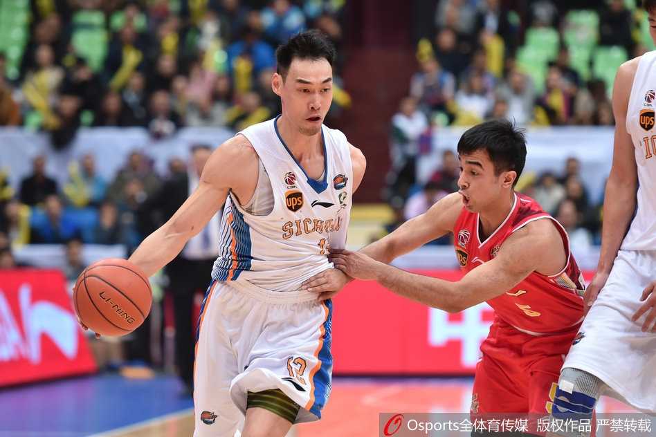 四川男篮力克八一迎赛季首胜 老将发威终结六连败 四川队外援哈达迪在八一队内线群中高高跃起,以一记势大力沉的单手劈扣震撼全场,眼神中充满了对胜利的渴望。