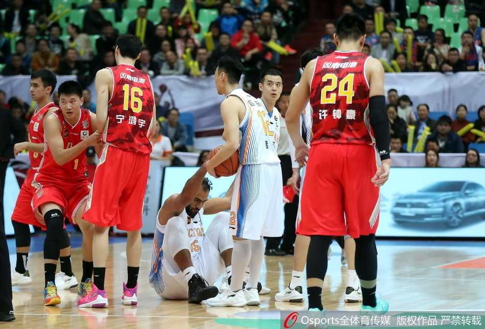 四川男篮力克八一迎赛季首胜 老将发威终结六连败 裁判哨响,双方球员在篮下为了球权奋力拼抢,肌肉的碰撞声和飞洒的汗水,正是这场激烈对抗最真实的写照。