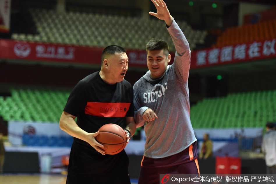 四川男篮备战冲刺 主帅杨学增身先士卒亲临指导 主帅杨学增目光如炬,在训练赛中贴身防守年轻队员,以身作则示范防守步伐