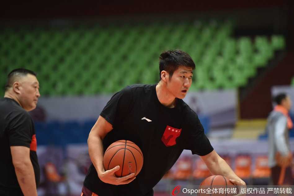 四川男篮备战冲刺 主帅杨学增身先士卒亲临指导 杨学增指导挥汗如雨,在训练间隙亲自为球员示范篮下卡位的标准动作