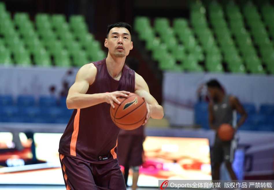 四川男篮备战冲刺 主帅杨学增身先士卒亲临指导 杨学增在对抗训练中亲自发球,眼神中满是对场上战术执行的严格要求